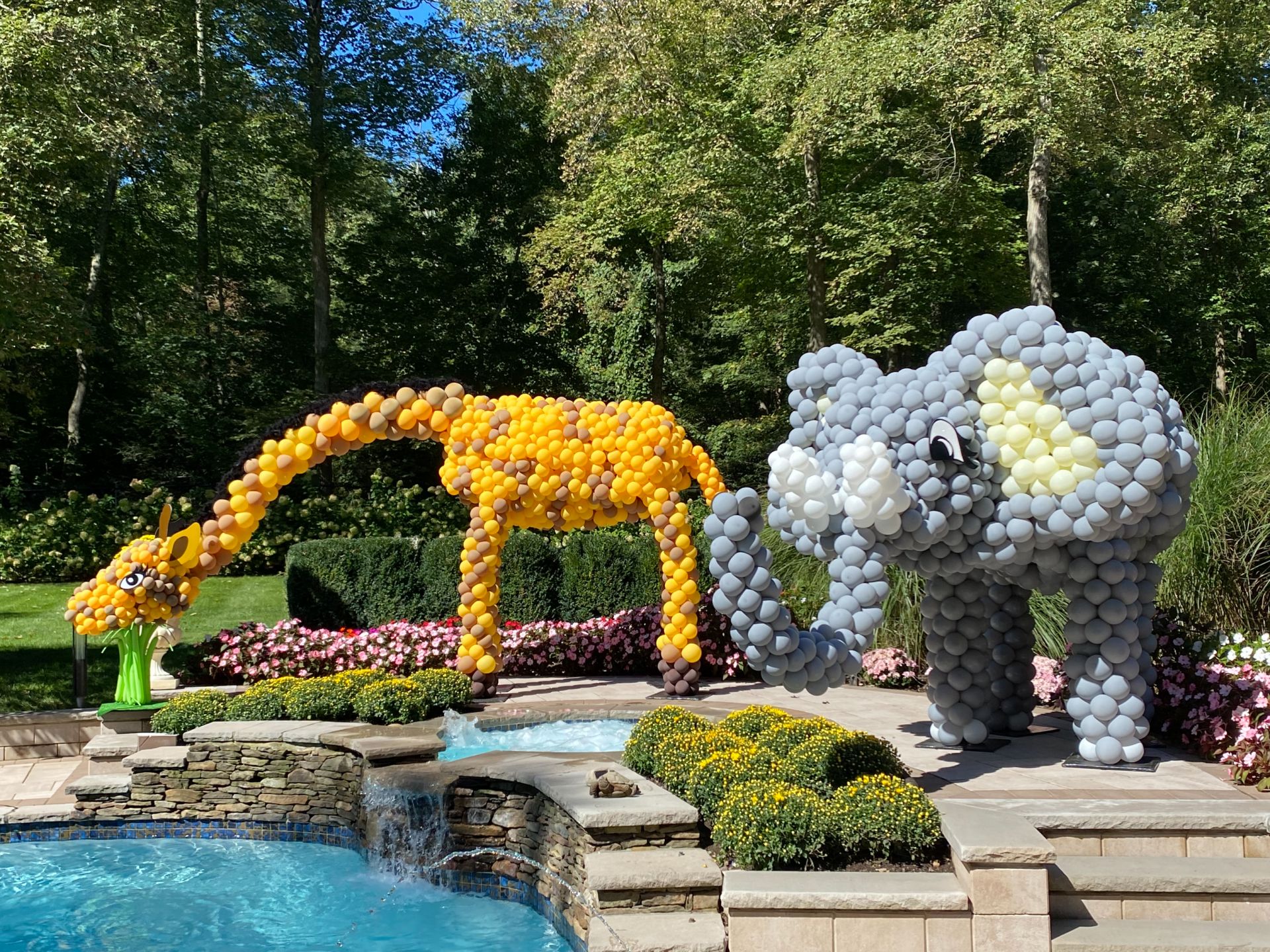 Giraffe and Elephant Ballon Sculpture for Jungle Themed Outdoor Party