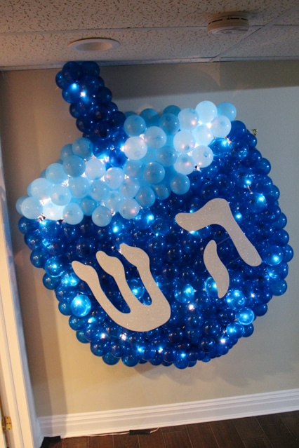Hannukah Dreidel Balloon Sculpture