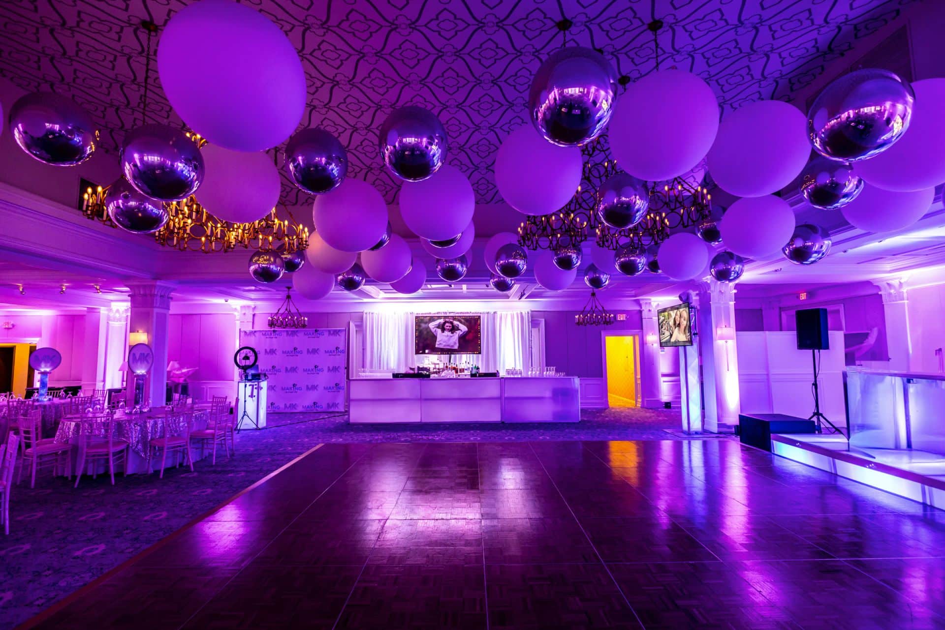 Ceiling Balloons Treatment with White and Metallic Orbz