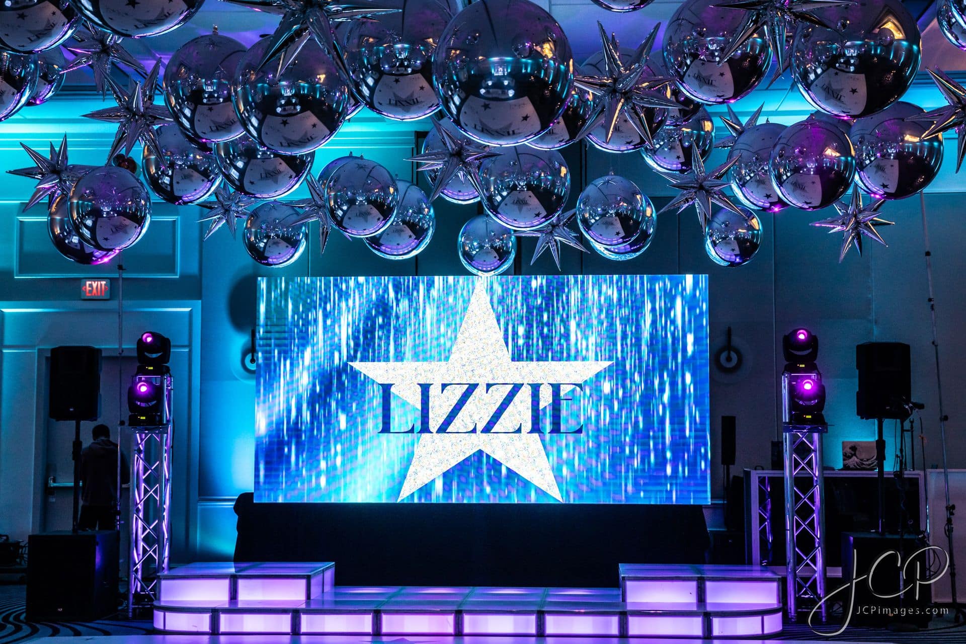 Star Temed Ceiling Decor with Silver Metallic Star Balloons and Orbs