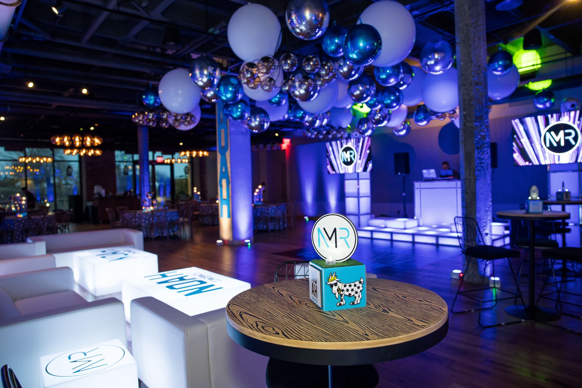bar_mitzvah_lounge_decor