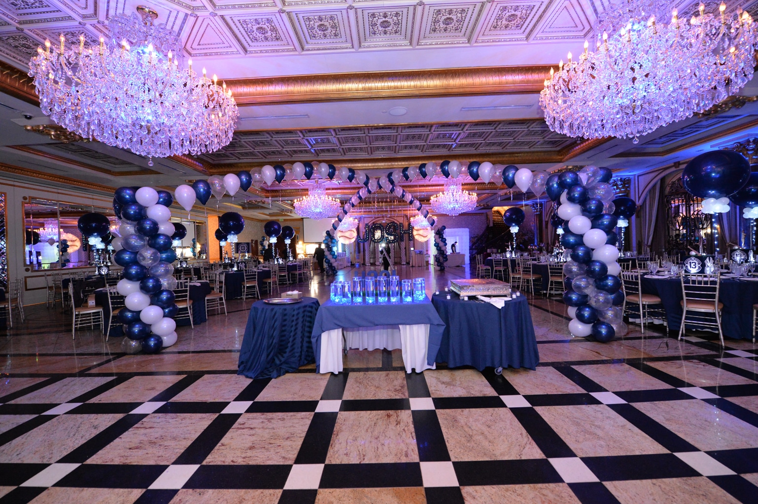 Yankees Themed Bar Mitzvah with Balloon Gazebo, Yankee Centerpieces and Sculpture Name in Balloons at The Venetian