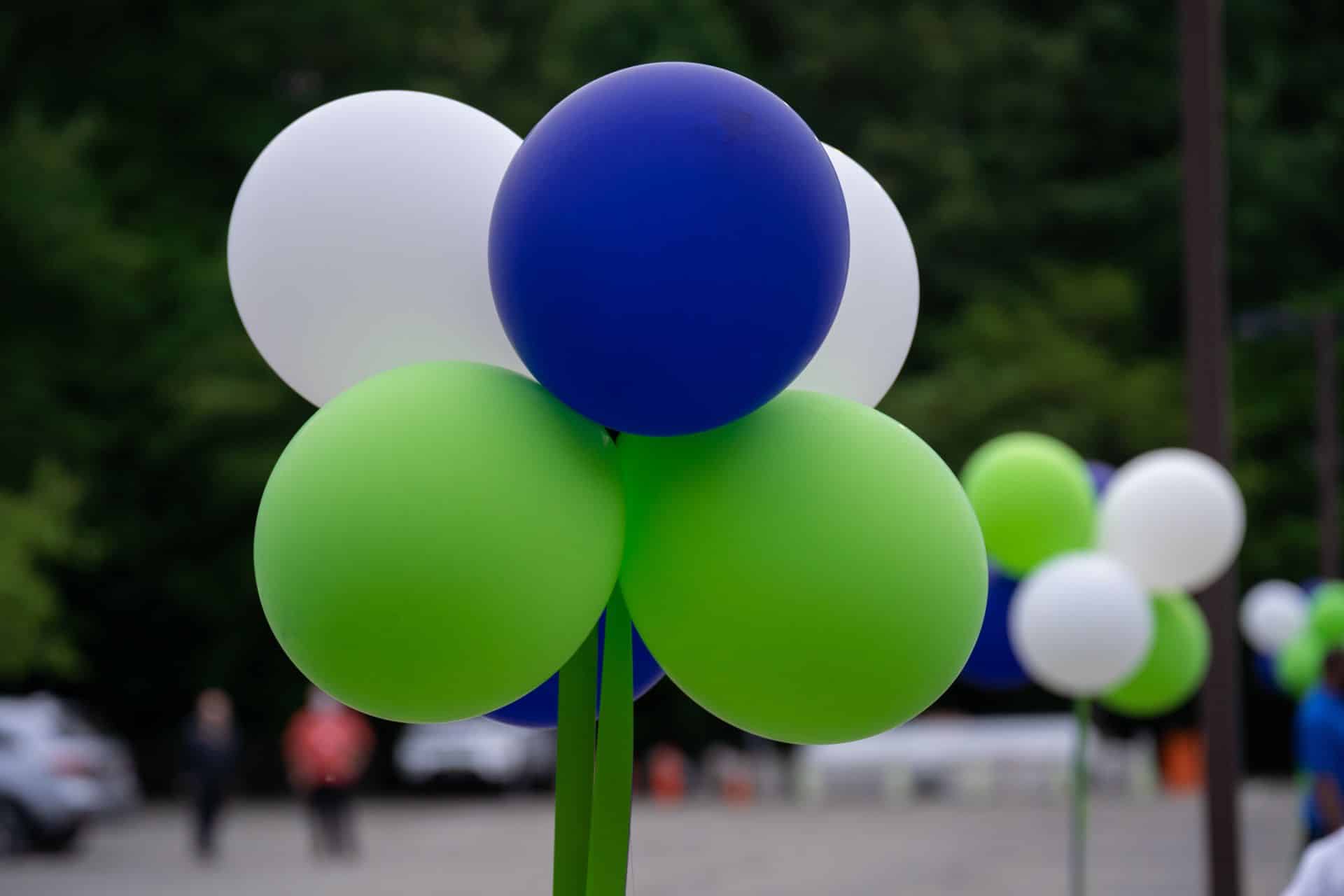 Free Standing Balloon Bunches for Outdoors Party Decor