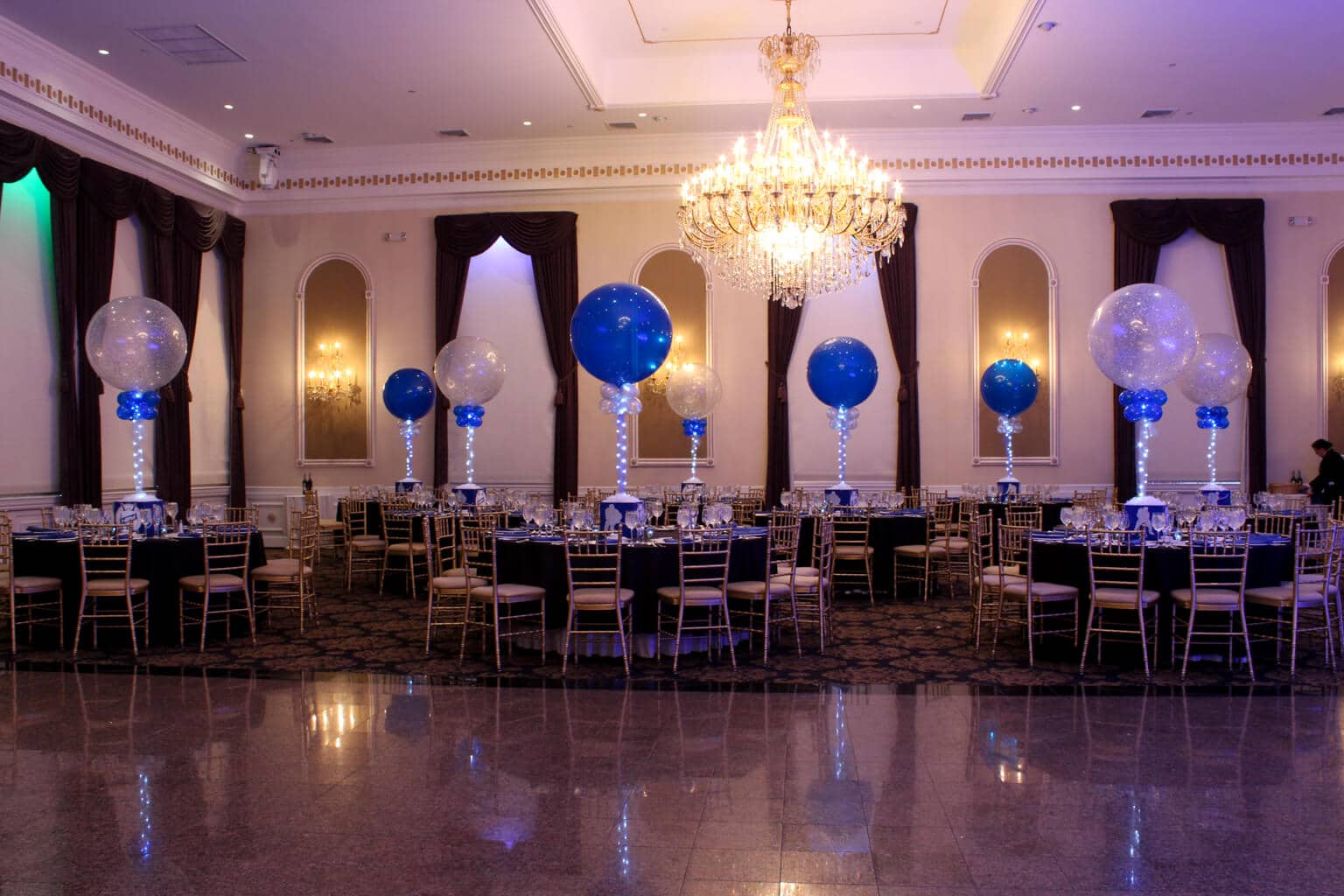 Hockey Themed Photo Cube with Alternating Sparkle and Solid 36" Balloons and Lights