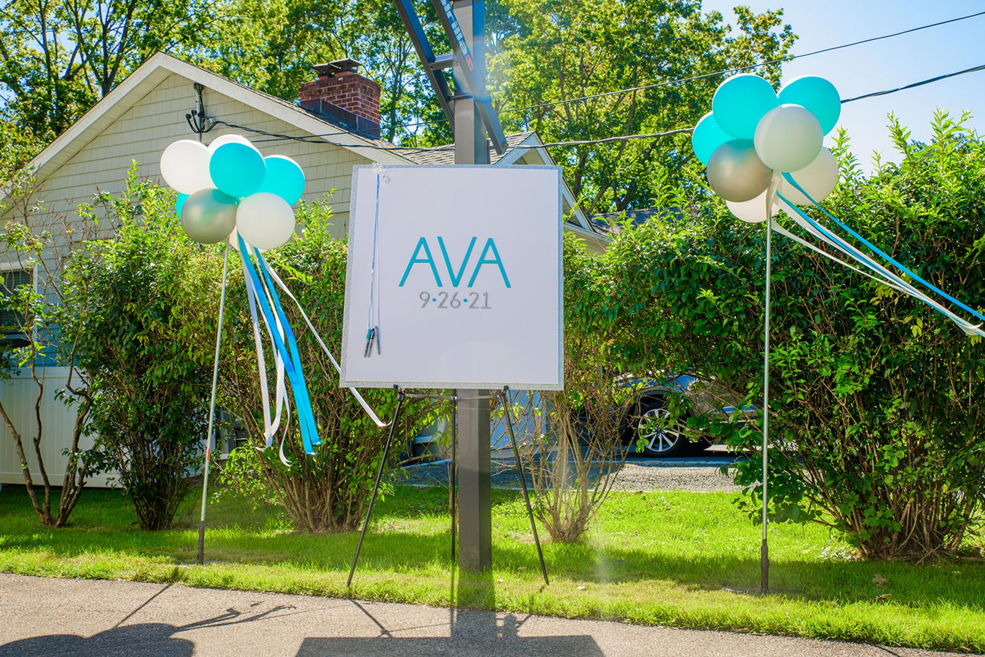 Custom Vinyl Name and Date Sign in Board with Balloon Clusters for Outdoor Bat Mitzvah Decor