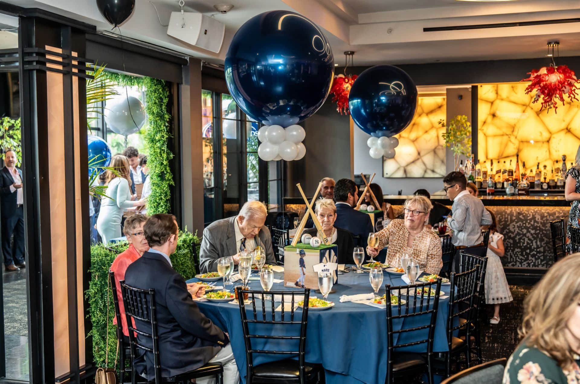 Yankees Cube Centerpiece with Custom Logo, Criss Crossing Bats and Navy and White Balloons
